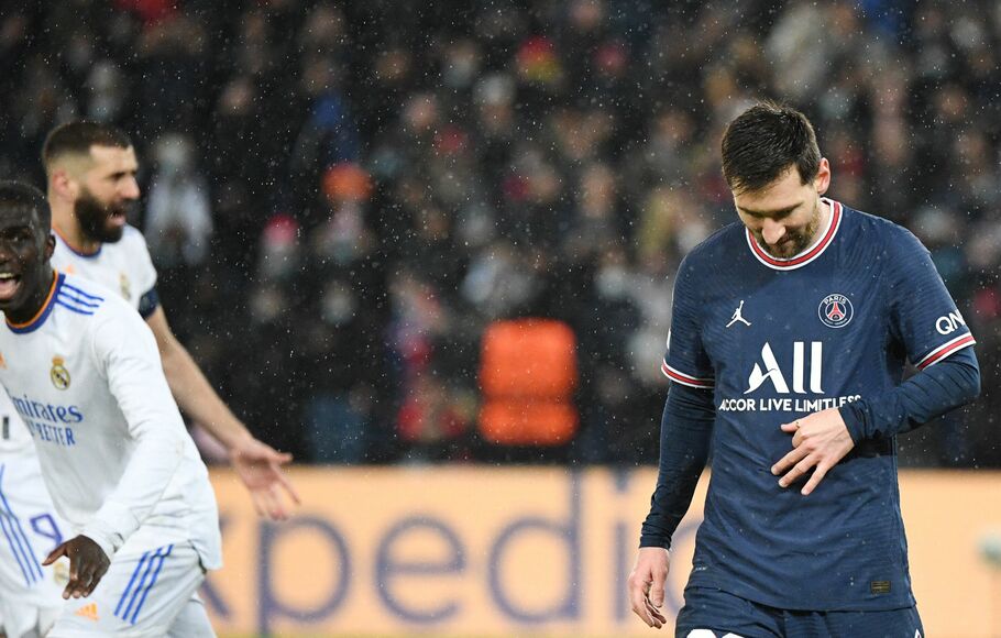 Kekecewaan striker Paris Saint-Germain Lionel Messi setelah tendangan penaltinya gagal menjadi gol ke gawang Real Madrid di Parc de Princess, Rabu, 16 Februari 2022. 
