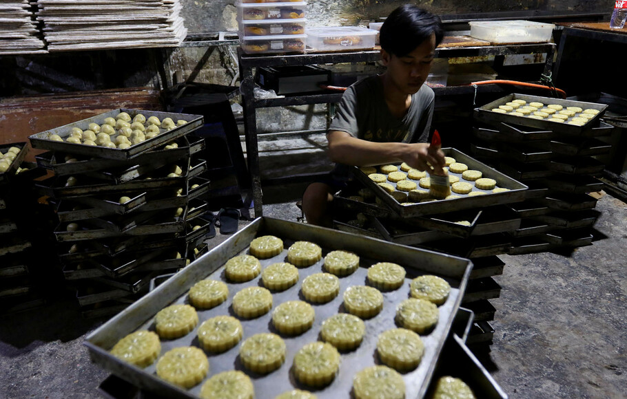 Pekerja rumahan menyelesaikan pembuatan kue kering di kawasan Kebayoran Baru, Jakarta Selatan, Rabu, 16 Februari 2022.