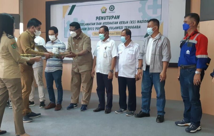 PT AKP meraih penghargaan Keselamatan dan Ksehatan Kerja (K3) dari Pemprov Sulawesi Tenggara, Senin, 14 Februari 2021.