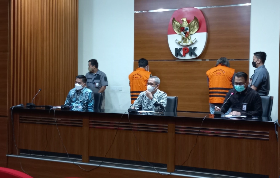 Komisi Pemberantasan Korupsi (KPK) menggelar konferensi pers di Gedung Merah Putih KPK, Jakarta, terkait penetapan dua tersangka dalam kasus suap pajak, Kamis, 17 Februari 2022.