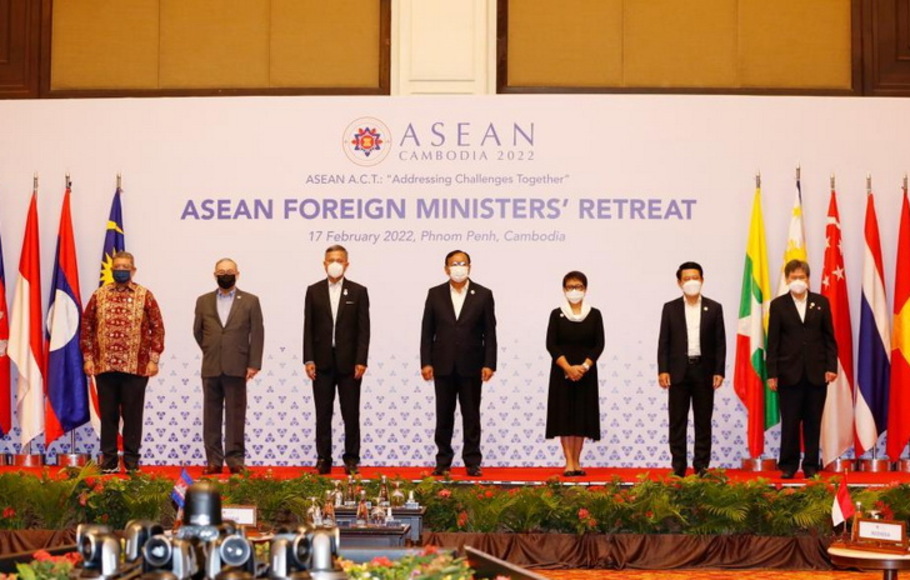 Para menteri luar negeri ASEAN berfoto bersama selama pertemuan para menteri luar negeri ASEAN (AMM Retreat) di Phnom Penh, Kamboja, Kamis 17 Februari 2022. 