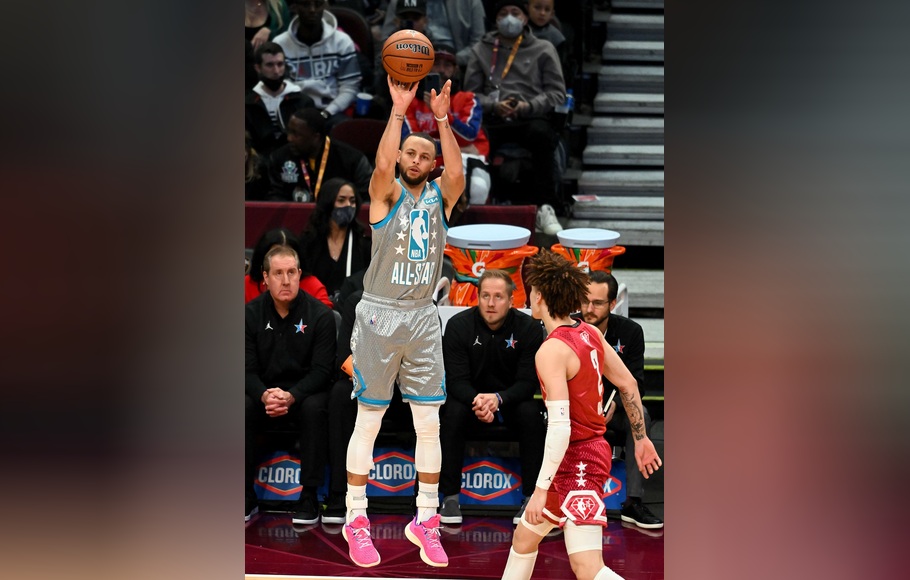 Stephen Curry tim LeBron menembak 3 angka di babak pertama pertandingan NBA All-Star 2022 di Cleveland, Ohio. 