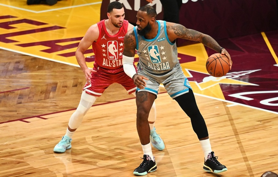 LeBron James kapten tim LeBron membawa bola dikawal Zach LaVine dari tim Durant di pertandingan NBA All-Star 2022 di Cleveland, Ohio.