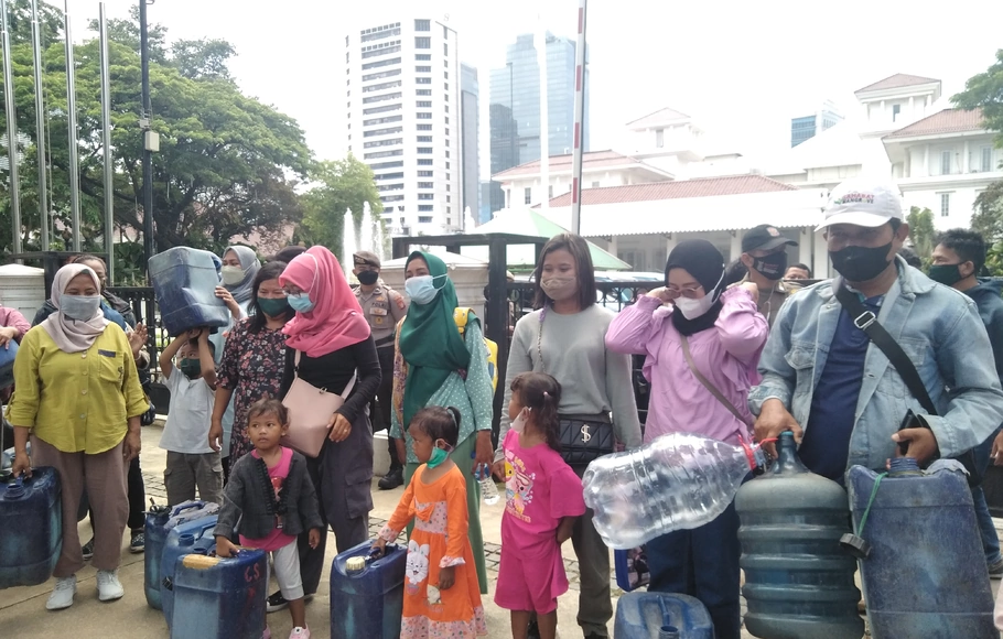Puluhan warga Muara Angke mengunjungi Balai Kota DKI Jakarta untuk meminta layanan air minum kepada Gubernur DKI Jakarta, Anies Baswedan, Selasa, 15 Februari 2022