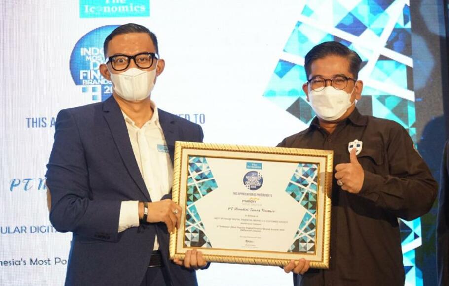 Arif Reza Fahlepi (kanan) selaku Corporate Secretary, Legal Compliance & APUPPT Division Head Mandiri Tunas Finance menerima penghargaan meraih penghargaan pada ajang 3rd Indonesia’s Most Popular Digital Financial Brand Awards 2022 (Millenial’s Choice).