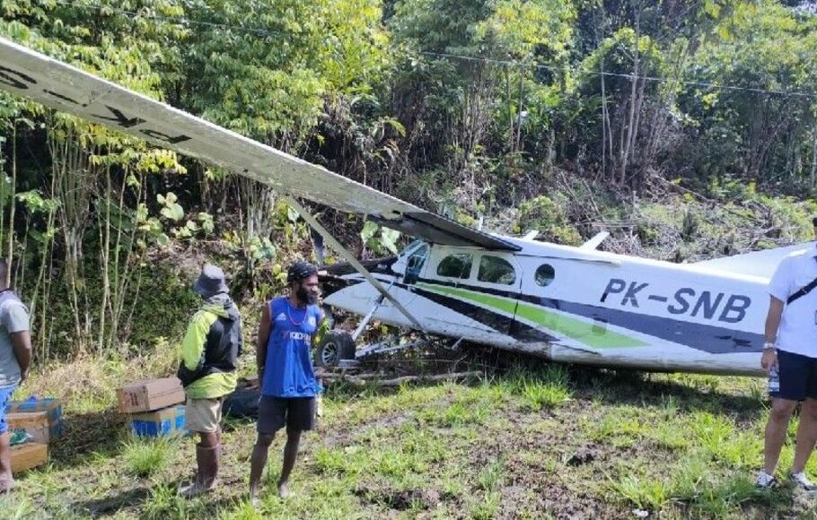 Pesawat pilatus milik Smart Air dengan nomor penerbangan PK-SNB tergelincir di lapangan terbang perintis Bayabiru, Kabupaten Paniai, Papua, Sabtu, 26 Februari 2022.