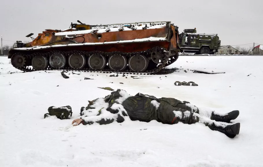 Jenazah tentara Rusia tergeletak di dekat sebuah kendaraan militer di pinggir jalan kota Kharkiv, Ukraina, 26 February 2022.