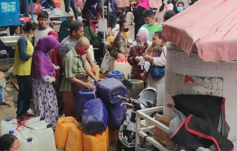 Pedagang di pasar tradisional di Kota Bandarlampung sedang mengantre minyak goreng curah yang disalurkan oleh Perusahaan Perdagangan Indonesia (PPI) Cabang Bandarlampung, di Bandarlampung, Minggu, 27 Februari 2022. 