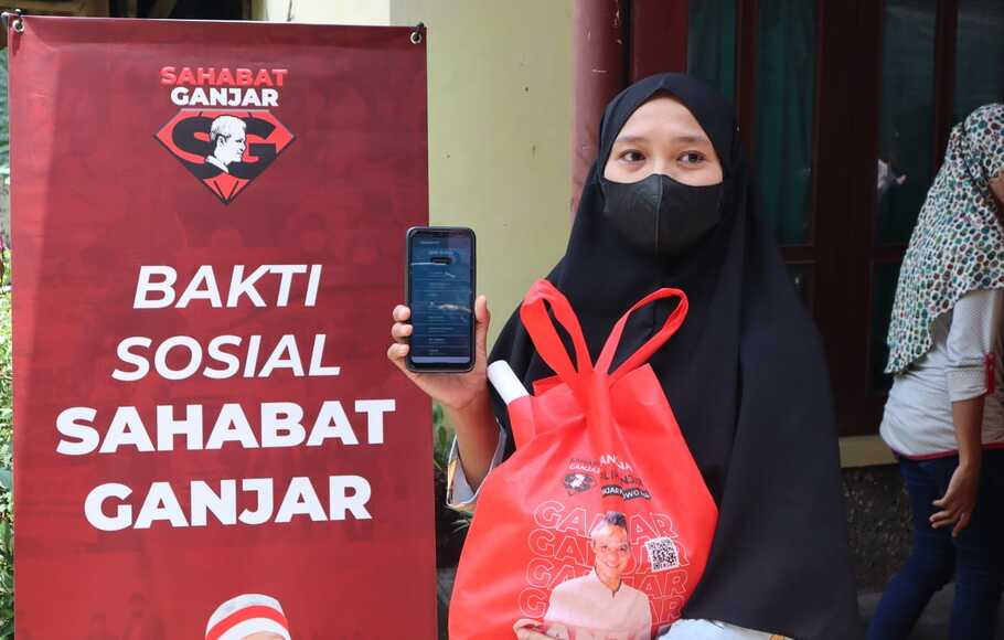 Sahabat Ganjar, relawan Gubernur Jawa Tengah, Ganjar Pranowo menggunakan aplikasi untuk melakukan kegiatan sosial. 