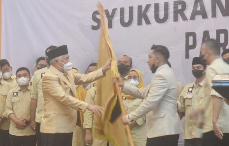Ketua Majelis Permusyawaratan Partai (MPP) Partai Pelita Din Syamsuddin menyerahkan pataka kepada Ketua Umum Partai Pelita Beni Pramula di Jakarta, Senin, 28 Februari 2022.