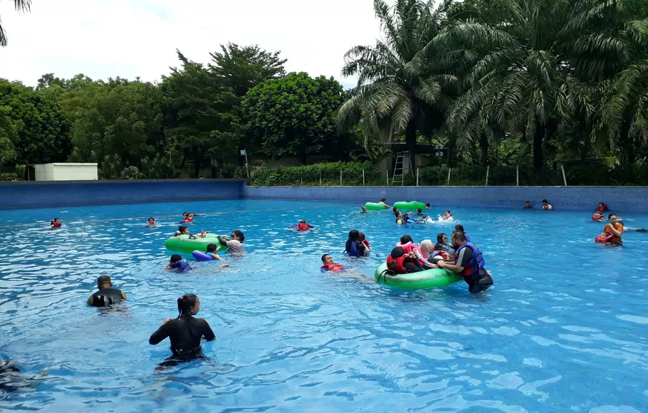 Keseruan bermain air di Go Wet Waterpark Grand Wisata, Kabupaten Bekasi, Senin, 28 Februari 2022.