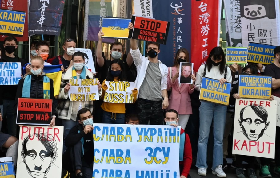 Orang-orang memegang plakat saat protes terhadap invasi Rusia ke Ukraina, di luar kantor perwakilan Rusia di Taipei, Taiwan pada Selasa 1 Maret 2022.