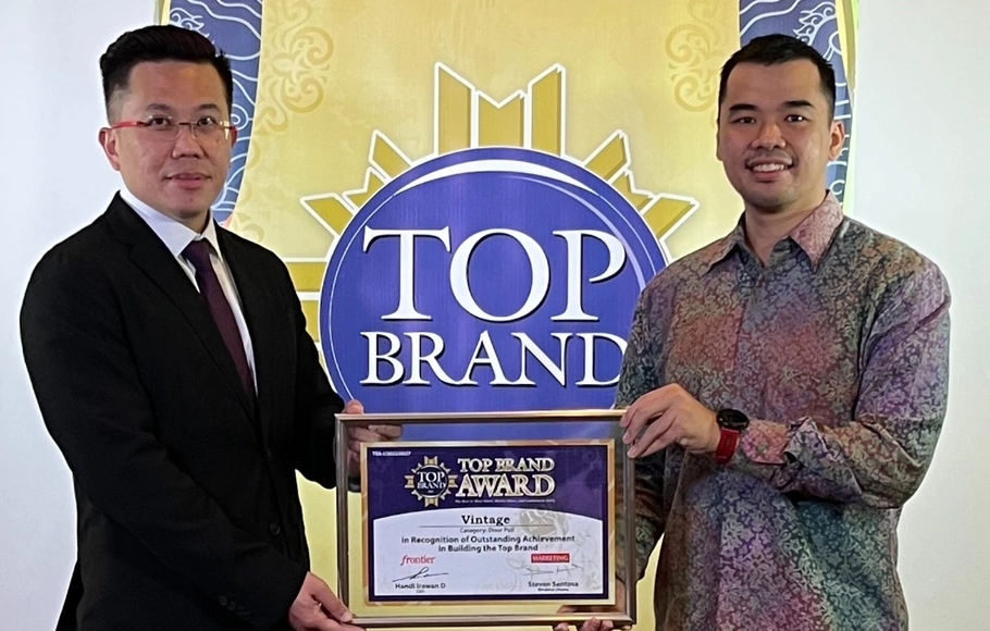 Penghargaan Top Brand Award 2022, diserahkan langsung oleh CEO Frontier Group kepada CEO PT Vinindo Inti Pratama Tony Martono.