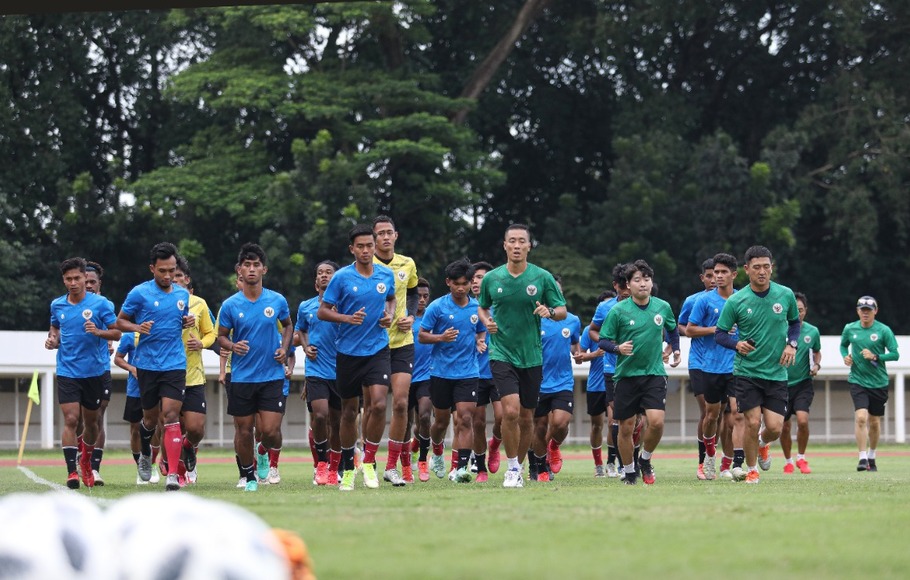 Para pemain timnas Indonesia U-19 tengah berlatih.