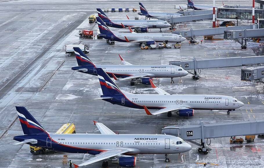 Sejumlah pesawat maskapai Aeroflot terparkir di bandara. 