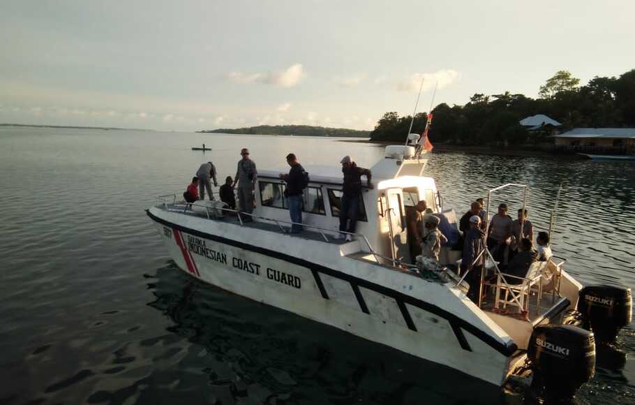 Kapal patroli Badan Keamanan Laut (Bakamla) berangkat menuju lokasi pemukiman warga yang dilanda bencana di Pulau Kur, Kecamatan Kur Selatan, Tual, Maluku, Jumat, 4 Maret 2022.