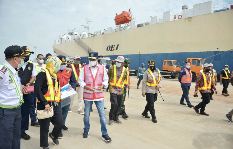 Menteri Perhubungan Budi Karya Sumadi saat memantau aktivitas ekspor di Pelabuhan Patimban, Jawa Barat, 5 Maret 2022.
