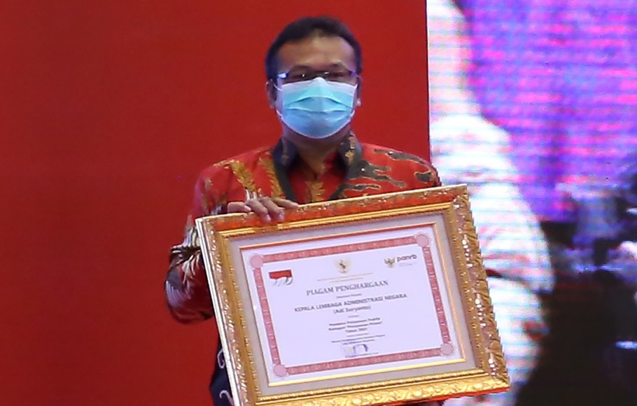 Kepala LAN Dr Adi Suryanto, MSi saat menerima penghargaan pelayanan publik, Selasa, 8 Maret 2022