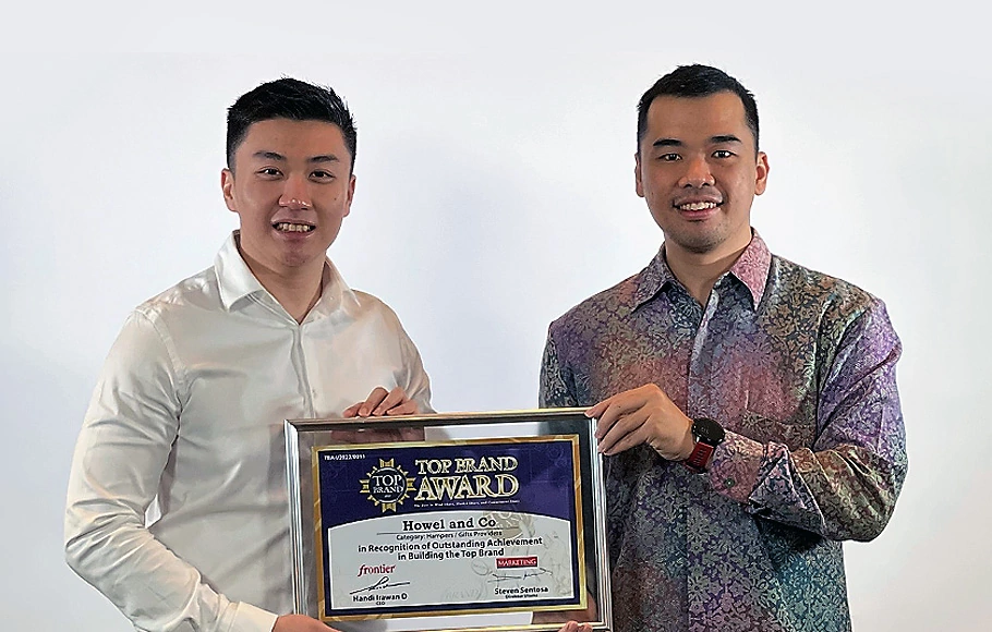Founder Howel and Co, Wilson Gunawan (kiri) menerima Top Brand Award 2022.