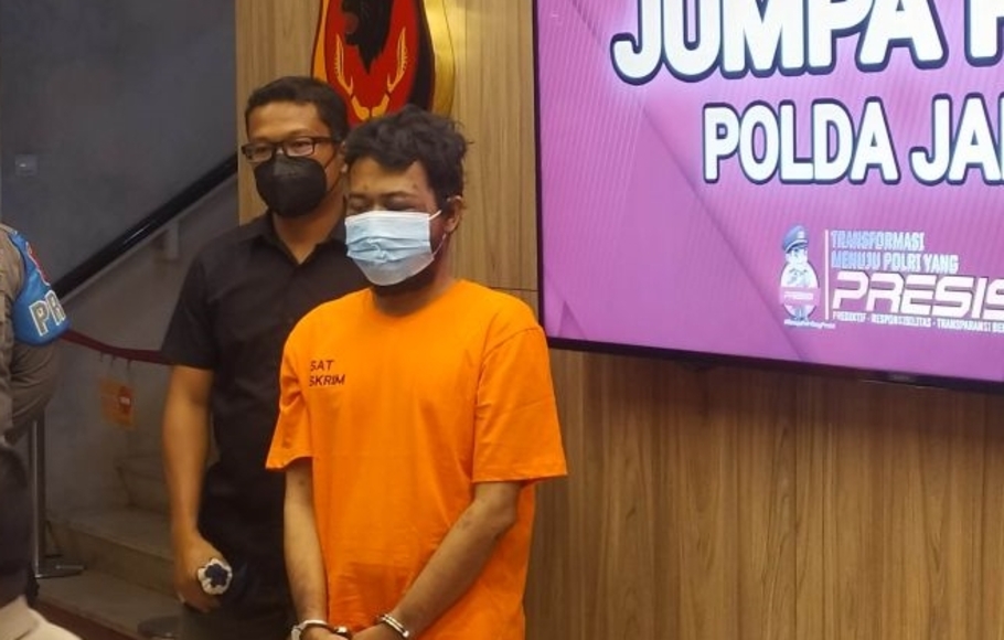 Polisi mengamankan pelaku penganiayaan kiai berinisial SR (33) di Polda Jawa Barat, Kota Bandung, Jawa Barat, Kamis 10 Maret 2022. 