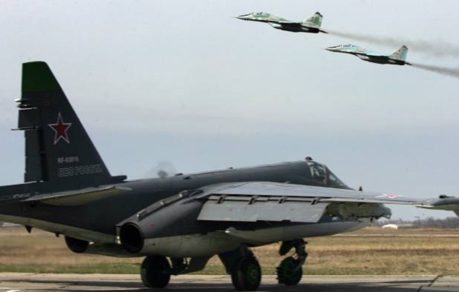 Sejumlah pesawat Rusia lepas landas dari pangkalan udara Belarusia. 