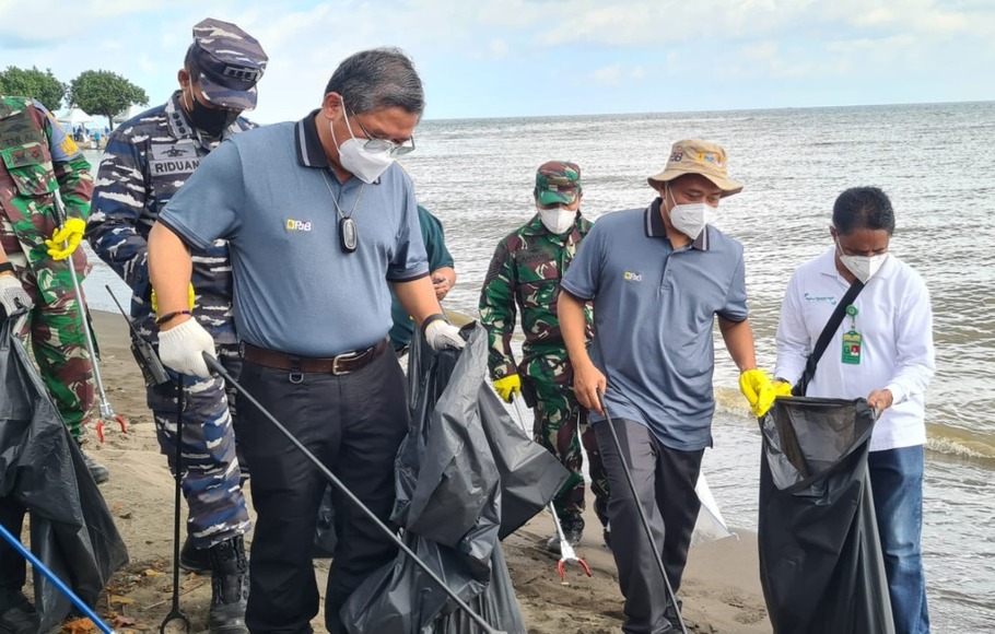 Wamen LHK Alue Dohong memimpin kegiatan bersih pantai atau coastal clean up, di kawasan Pantai Tanjung Pasir, Tangerang, Provinsi Banten, 12 Maret 2022.