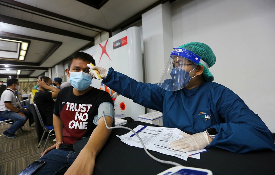 Petugas medis bersama karyawan Bank DBS Indonesia dan anggota keluarganya menjalankan proses vaksinasi booster di Jakarta, Sabtu, 12 Maret 2022.