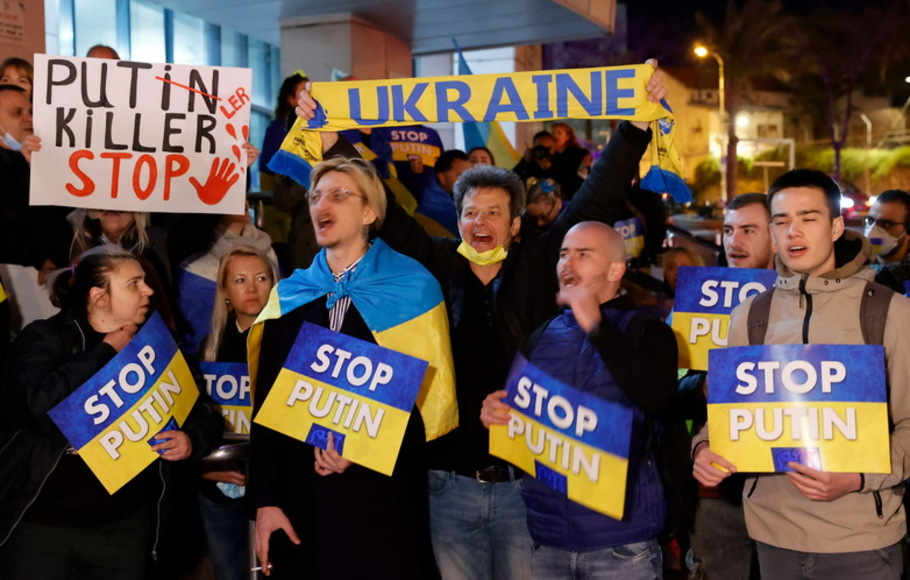 Orang-orang meneriakkan slogan-slogan selama protes terhadap invasi militer Rusia ke Ukraina, di kota pesisir Mediterania Israel Tel Aviv pada Sabtu 12 Maret 2022.