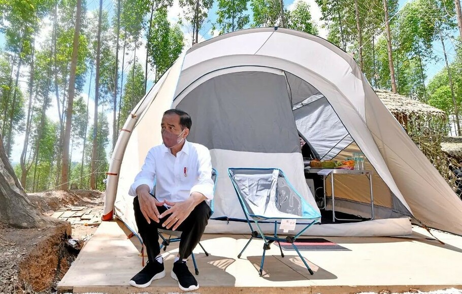 Presiden Jokowi di depan tenda yang akan digunakan untuk menginap di kawasan Ibu Kota Nusantara, Kalimantan Timur.