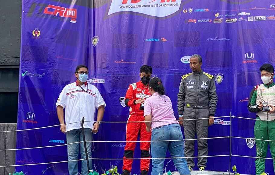 Avila Bahar (kedua dari kiri) menerima trofi runner up di podium juara ISSOM ITCR 1500.