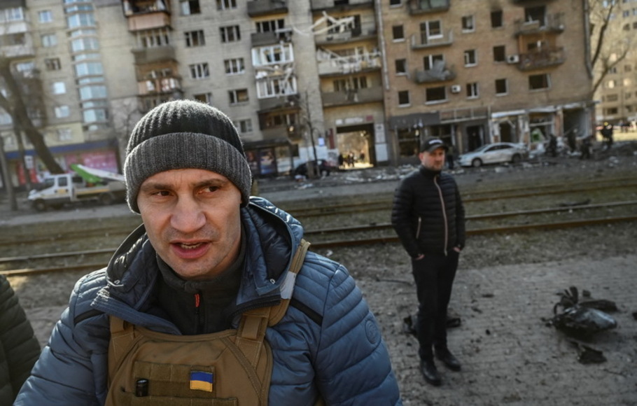 Wali Kota Kyiv Vitali Klitschko (tengah) berjalan di depan satu gedung apartemen yang hancur, di Kiev pada Senin 14 Maret 2022, pada hari ke-19 invasi Rusia ke Ukraina.