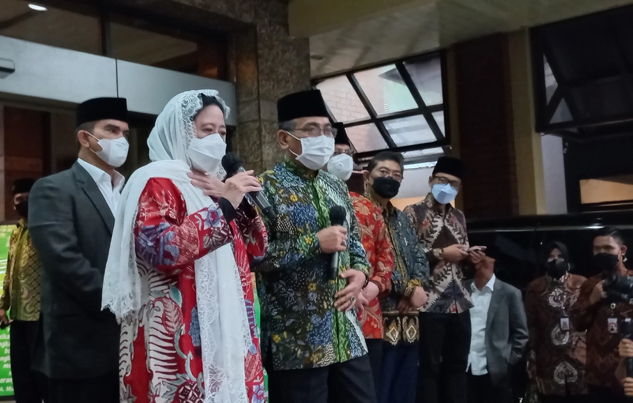 Ketua DPR yang juga Ketua DPP PDIP, Puan Maharani dan Ketua Umum PBNU, Yahya Cholil Staquf memberikan keterangan pers usai pertemuan di Kantor PBNU, Jakarta, Selasa, 15 Maret 2022. 