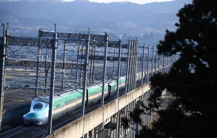 Kereta cepat Shinkansen yang tergelincir di Shiroishi, prefektur Miyagi, Jepang, Kamis, 17 Maret 2022, setelah dilanda gempa berkekuatan 7,3 Magnitudo.