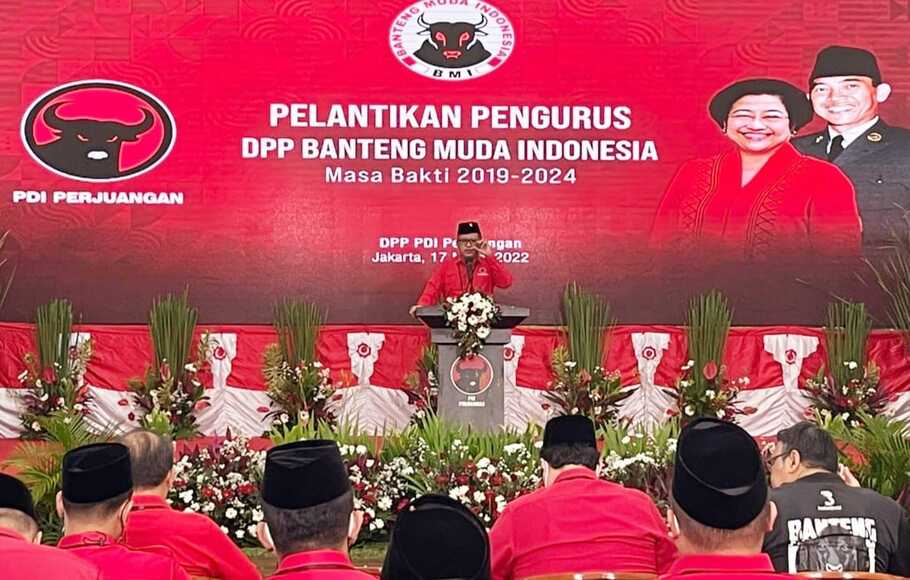 Sekjen PDI Perjuangan Hasto Kristiyanto saat memberi pengarahan dalam pelantikan pengurus pusat Banteng Muda Indonesia (BMI) di Jakarta, Kamis, 17 Maret 2022.