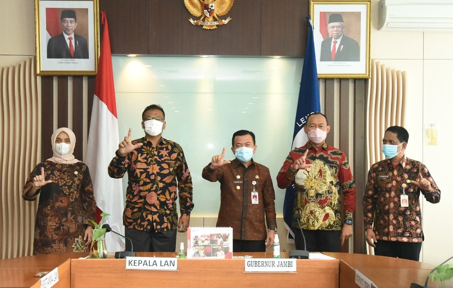 Kepala LAN, Dr Adi Suryanto, MSi bersama Gubernur Jambi dan Bupati Tebo dalam acara penandatanganan MoU, di Kantor LAN, Jakarta, Jumat, 18 Maret 2022