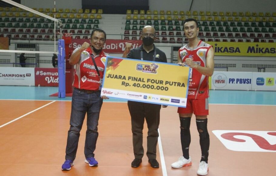 Kapten Surabaya Bhayangkara Samator Nizar Zulfikar (kanan) menerima hadiah sebagai juara final four PLN Mobile Proliga 2022 setelah mengalahkan Jakarta BNI 46 di Padepokan Voli Jenderal Kunarto, Sentul, Bogor, Sabtu 19 Maret 2022.