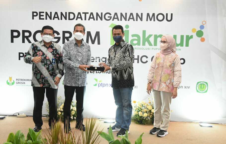 Penandatangan nota kesepahaman antara PT Pupuk Indonesia Grup PT Perkebunan Nusantara Grup, di Surabaya, Sabtu, 19 Maret 2022.