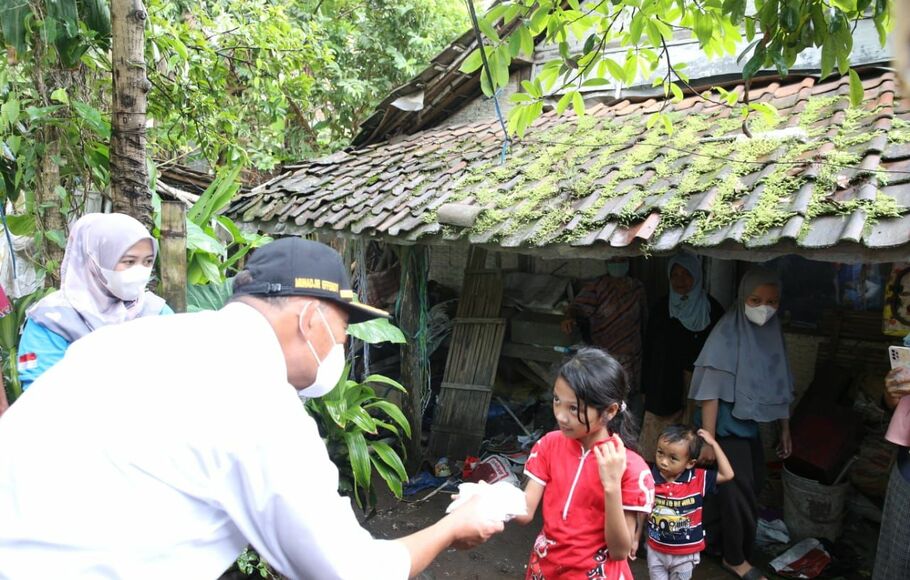 Menko PMK Muhadjir Effendy membagikan paket bansos berisi sembako untuk warga miskin di Desa Wajak, Kecamatan Wajak, Kabupaten Malang, Jawa Timur, Sabtu, 19 Maret 2022.