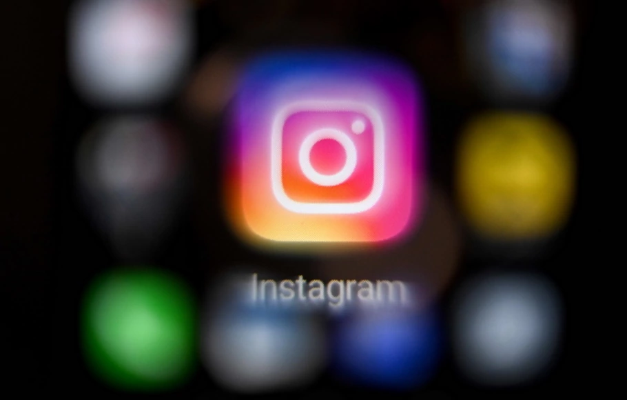 Satu foto yang diambil pada 14 Maret 2022, menunjukkan logo Instagram jejaring sosial AS di layar smartphone di Moskwa, Rusia. 
