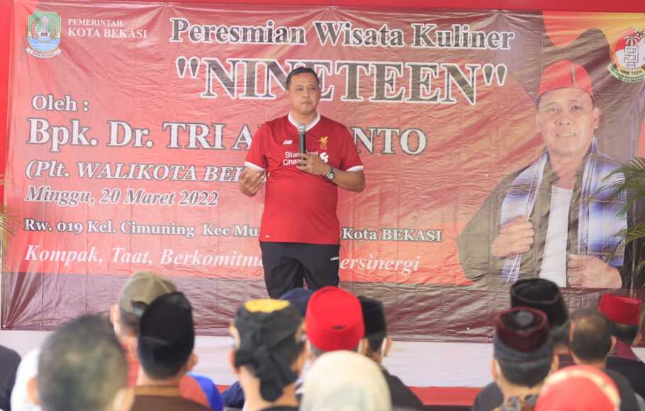 Plt Wali Kota Bekasi Tri Adhianto meresmikan sentra kuliner di Perumahan Bekasi Timur Regensi RW 19 Kelurahan Cimuning, Kecamatan Mustikajaya, Minggu, 20 Maret 2022.
