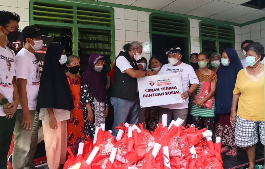 Sahabat Ganjar membagikan sembako kepada masyarakat di Kabupaten Deli Serdang dan Kota Medan, Sumatera Utara. 