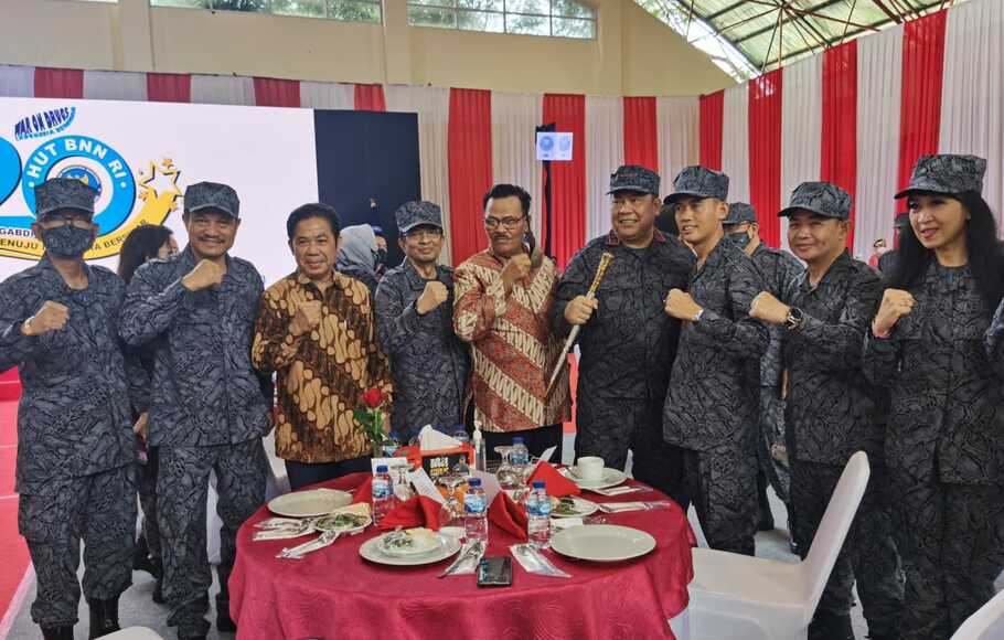 Kepala BNN, Petrus Reinhard Golose (keempat dari kanan) berfoto bersama dengan mantan Kepala BNN Gories Mere (ketiga dari kiri) dalam HUT ke-20 BNN di GOR Balai Besar Rehabilitasi BNN, Cigombong, Bogor, Jabar, Selasa, 22 Maret 2022.