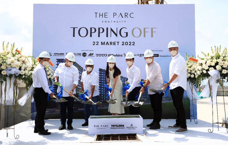 Topping Off Apartemen The Parc SouthCity, Tangerang Selatan, Selasa 22 Maret 2022.