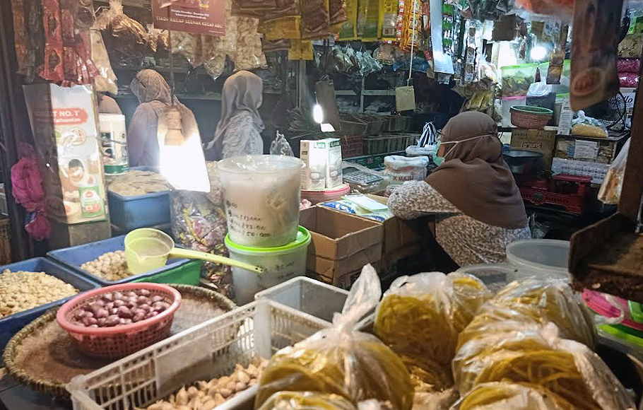 Salah satu pedagang klontong di Pasar Anyar Eem yang menjual minyak goreng, Kamis, 24 Maret 2022.