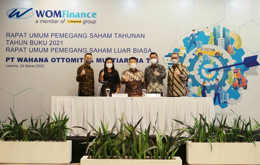 Presiden Direktur WOM Finance Djaja Suryanto Sutandar bersama jajaran direksi usai memimpin RUPST Tahun Buku 2021 dan RUPSLB di Jakarta, Kamis 24 Maret 2022.
 