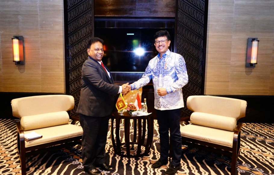 Menteri Komunikasi dan Informatika Johnny G. Plate saat bertemu dengan Menteri Media Massa Sri Lanka Dullas Alahapperuma di Nusa Dua, Bali, Kamis 24 Maret 2022.