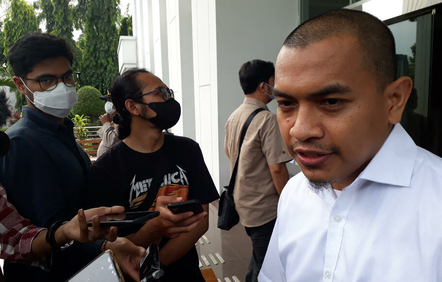 Aziz Yanuar, penasihat hukum Munarman, memberikan keterangan pers usai sidang dengan agenda pembacaan duplik di Pengadilan Negeri Jakarta Timur (PN Jaktim), Jumat, 25 Maret 2022.