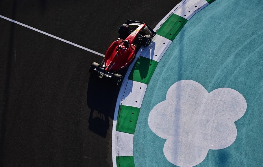 Pembalap Ferrari Charles Leclerc melakukan sesi latihan bebas I jelang Grand Prix Formula Satu Arab Saudi 2022 di Sirkuit Jeddah pada 25 Maret 2022.