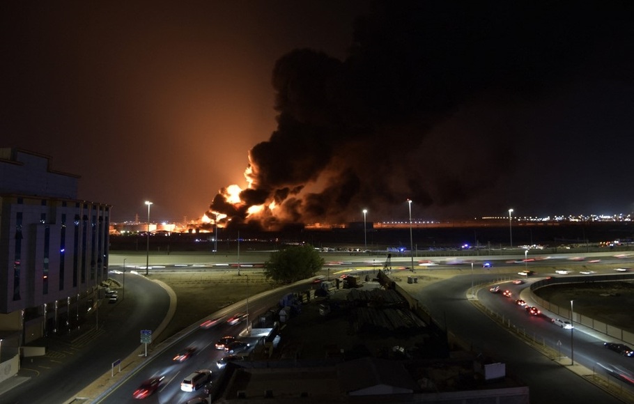Api dan asap membumbung dari fasilitas minyak Saudi Aramco di kota pesisir Laut Merah Arab Saudi, Jeddah, pada 25 Maret 2022, menyusul laporan serangan pemberontak Houthi Yaman.