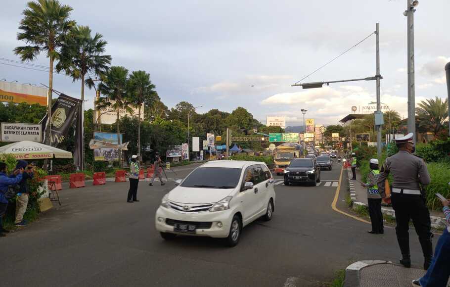 Polres Bogor berlakukan sistem satu arah dari Puncak mengarah ke Jakarta atau Bogor, Minggu 27 Maret 2022.
